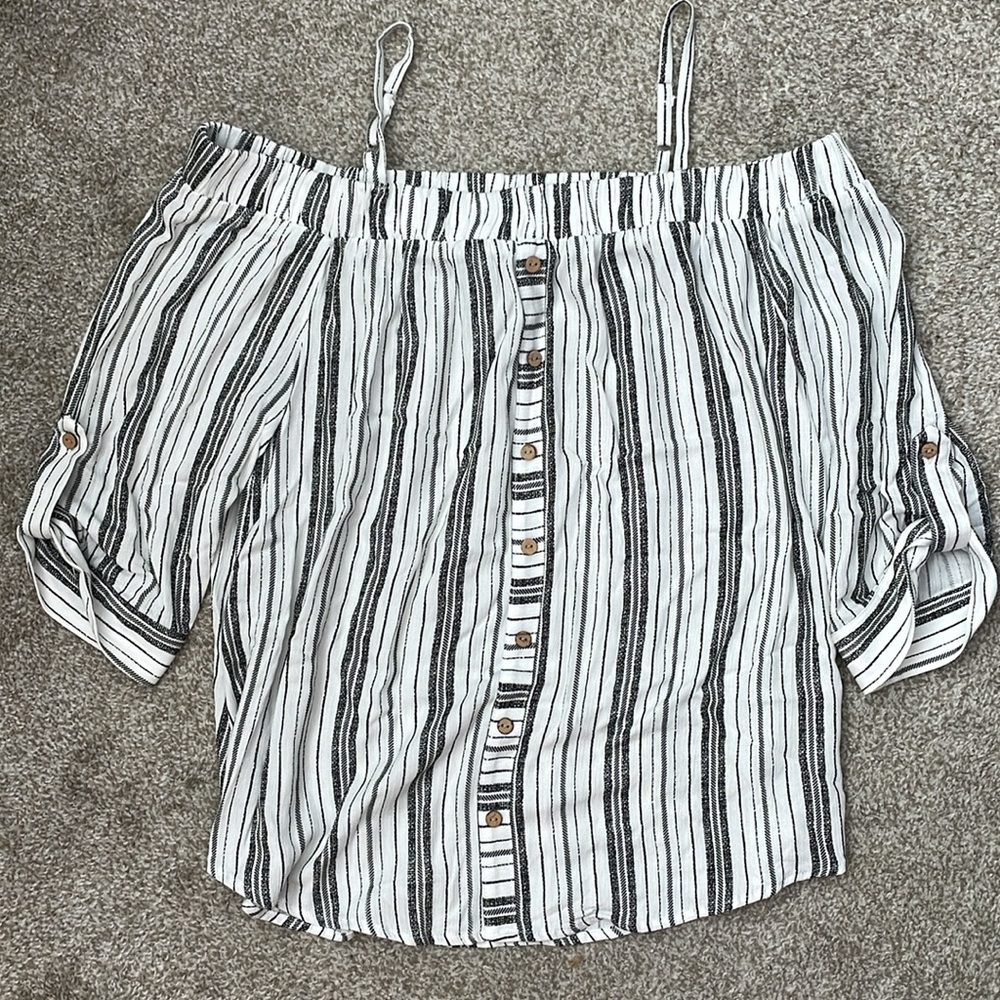 NWOT Printed Off-The-Shoulder Top - Picture 5 of 8